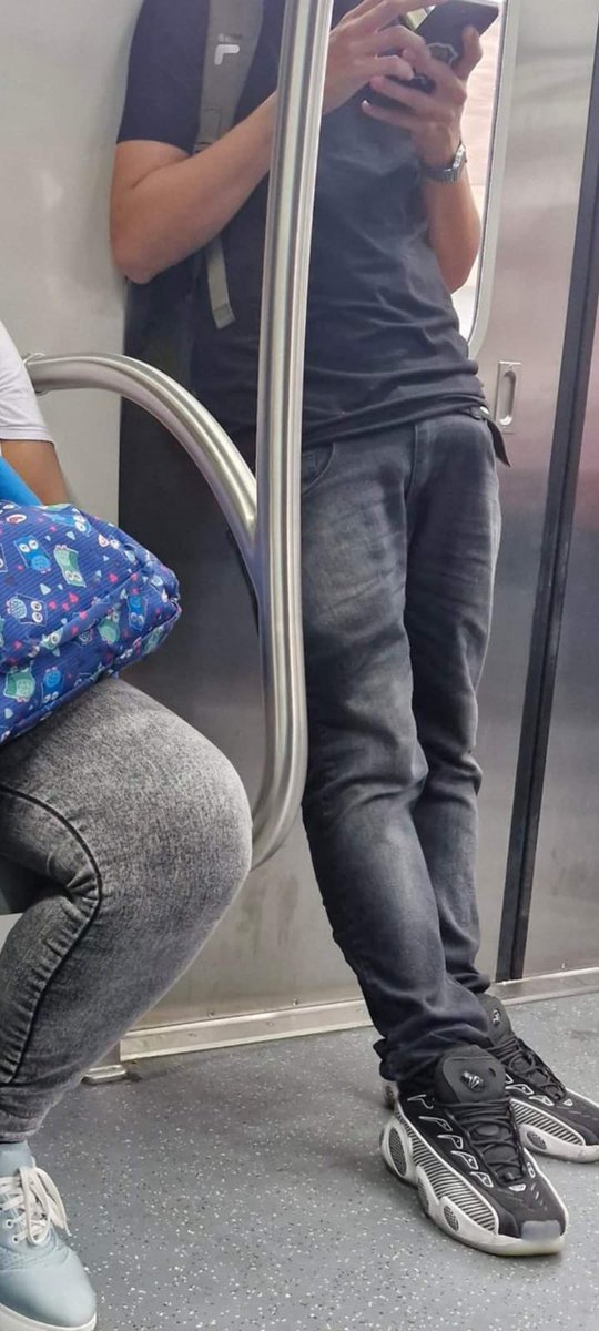 freeballxxt's tweet photo. Boyzinho de pau duro no metrô https://t.co/CzY5I7qpQI