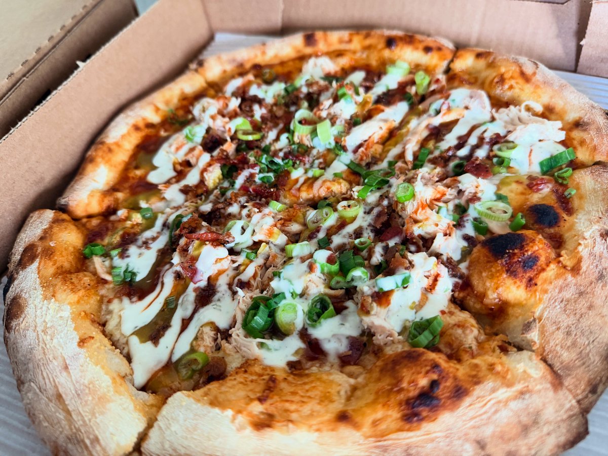 dlippsYT's tweet photo. BBQ Chicken pizza, the best way to kick off the weekend 🍕😋 Have a great one! https://t.co/P8Fai3ur24