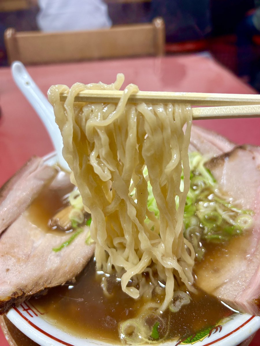 mensta_kitakan's tweet photo. 2026 75杯目
#和の華@#上三川町
#君の中華蕎麦

仕事帰りに和の華さんに直行🚙
このビジュアル、食べ応え 、柔らかさは唯一無二。
太縮れ麺は、パンチの効いているスープに負けない間違いない旨さ。
幸せな夕飯でした。
美味い麺、美味いチャーシュー、美味いスープ、ごちそうさまでした🍜 https://t.co/CvOjyfFipv