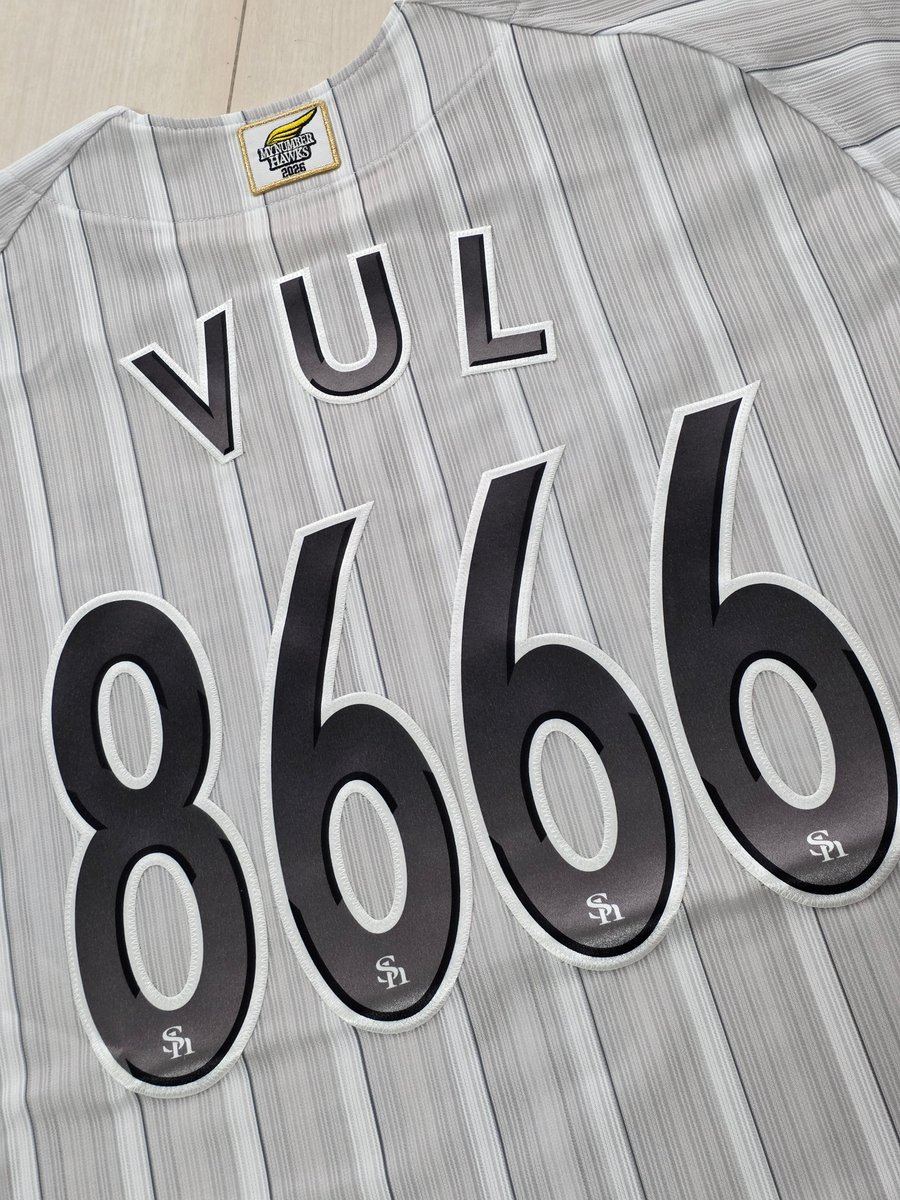 vulcan8666's tweet photo. 今年の1着到着👔
拘りが数字のロゴかな🤨

マイナンバーはプロコレに近いのが特徴だけど、これだと市販よりって感じがするな🙃
来年も強制2着購入なら、辞めようか😟 https://t.co/YA3alWoSVa