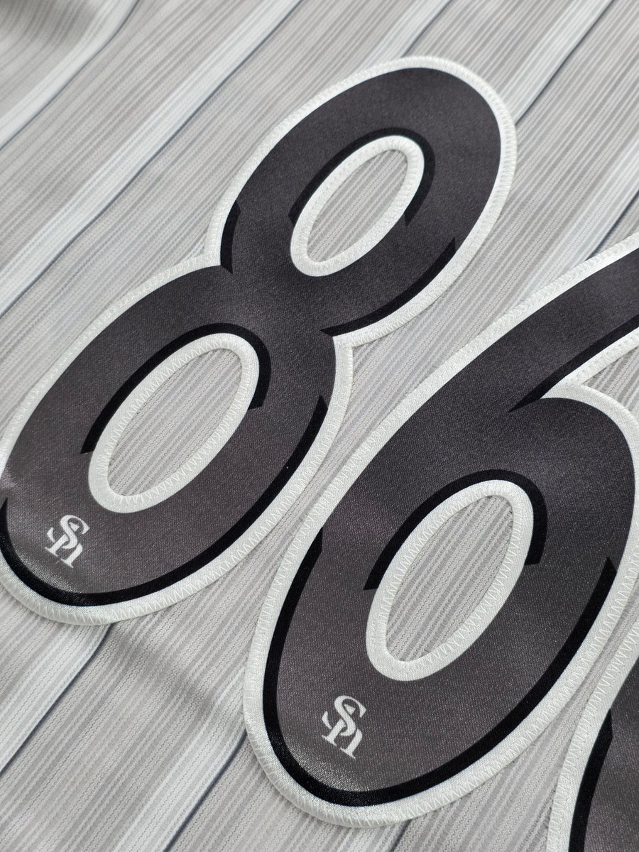 vulcan8666's tweet photo. 今年の1着到着👔
拘りが数字のロゴかな🤨

マイナンバーはプロコレに近いのが特徴だけど、これだと市販よりって感じがするな🙃
来年も強制2着購入なら、辞めようか😟 https://t.co/YA3alWoSVa