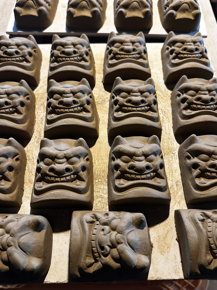 TNAGABA's tweet photo. おはようございます👹
金〜日曜日はギャラリーOPEN！
9:00〜15:00までやってます。

今日は鬼瓦文鎮を作ります。仕上げまで終わったら、先日の素焼き作品たちに釉薬を掛けます。あわよくば窯入れまで。
近日中に本焼きしたいですね。

今日も頑張っていきましょ。
ではまた。どうぞ良き一日を🙆 https://t.co/ifUtQFoRV9