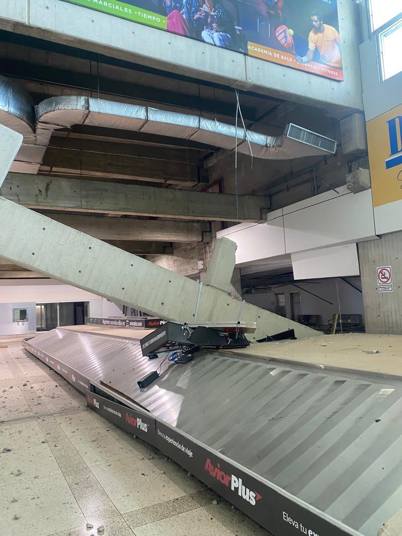 AndrewsAbreu's tweet photo. #URGENTE Así se encuentra el Área de equipaje del Aeropuerto Internacional de Maiquetia, grandes columnas de concreto colapsaron. https://t.co/j3g9HKgMR7