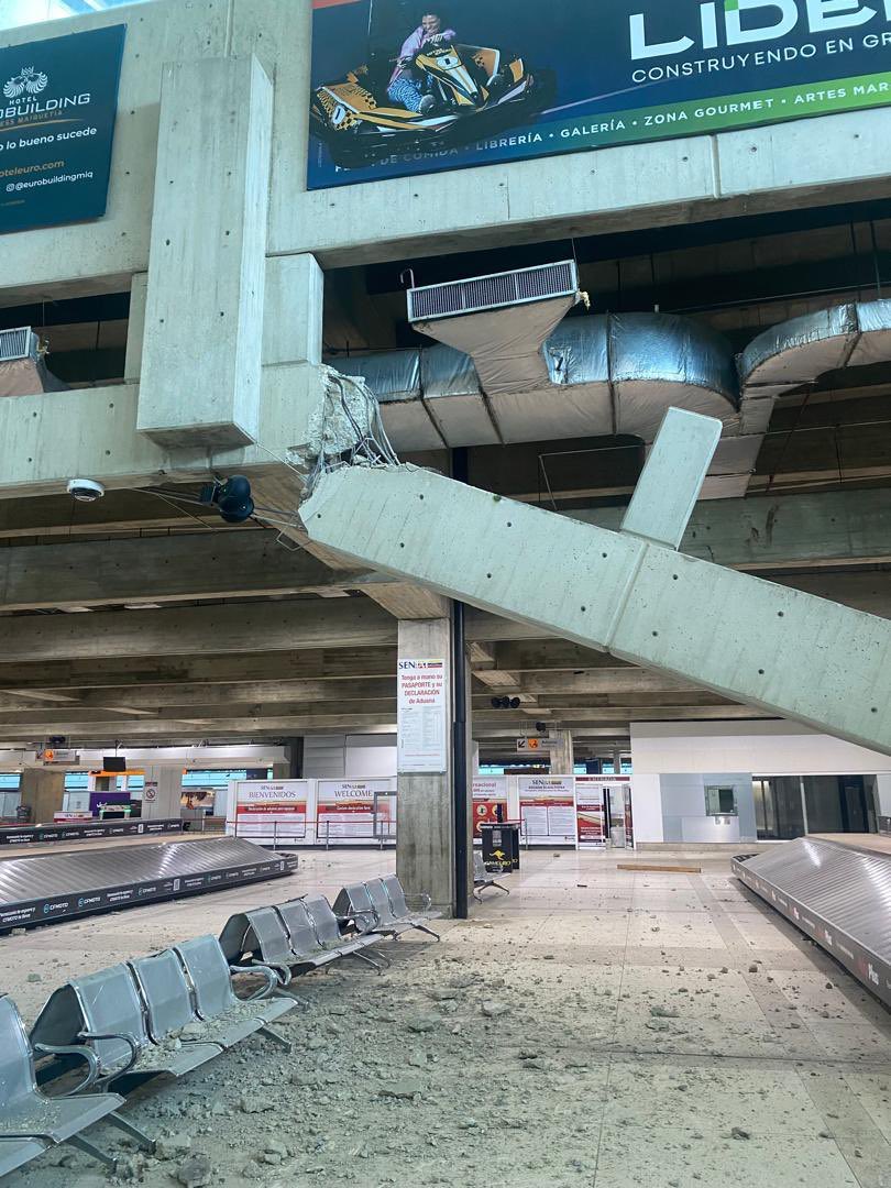 AndrewsAbreu's tweet photo. #URGENTE Así se encuentra el Área de equipaje del Aeropuerto Internacional de Maiquetia, grandes columnas de concreto colapsaron. https://t.co/j3g9HKgMR7