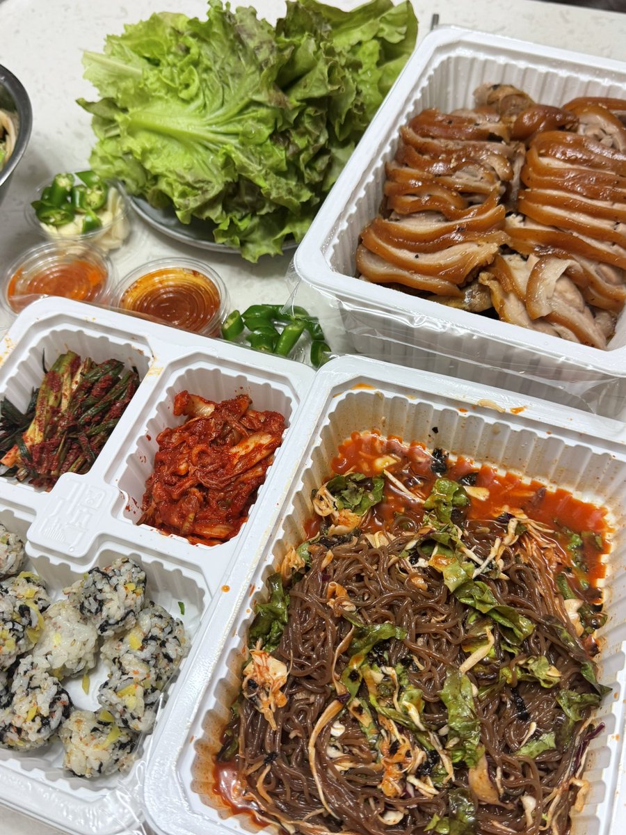 ddockddii's tweet photo. 족발 먹을 때 막국수가 메인인 거 알지... 
사진 찍고 아차차 싶어서 반대 구도로도 찍어주기 🐖 https://t.co/bN4IJ3pYvE