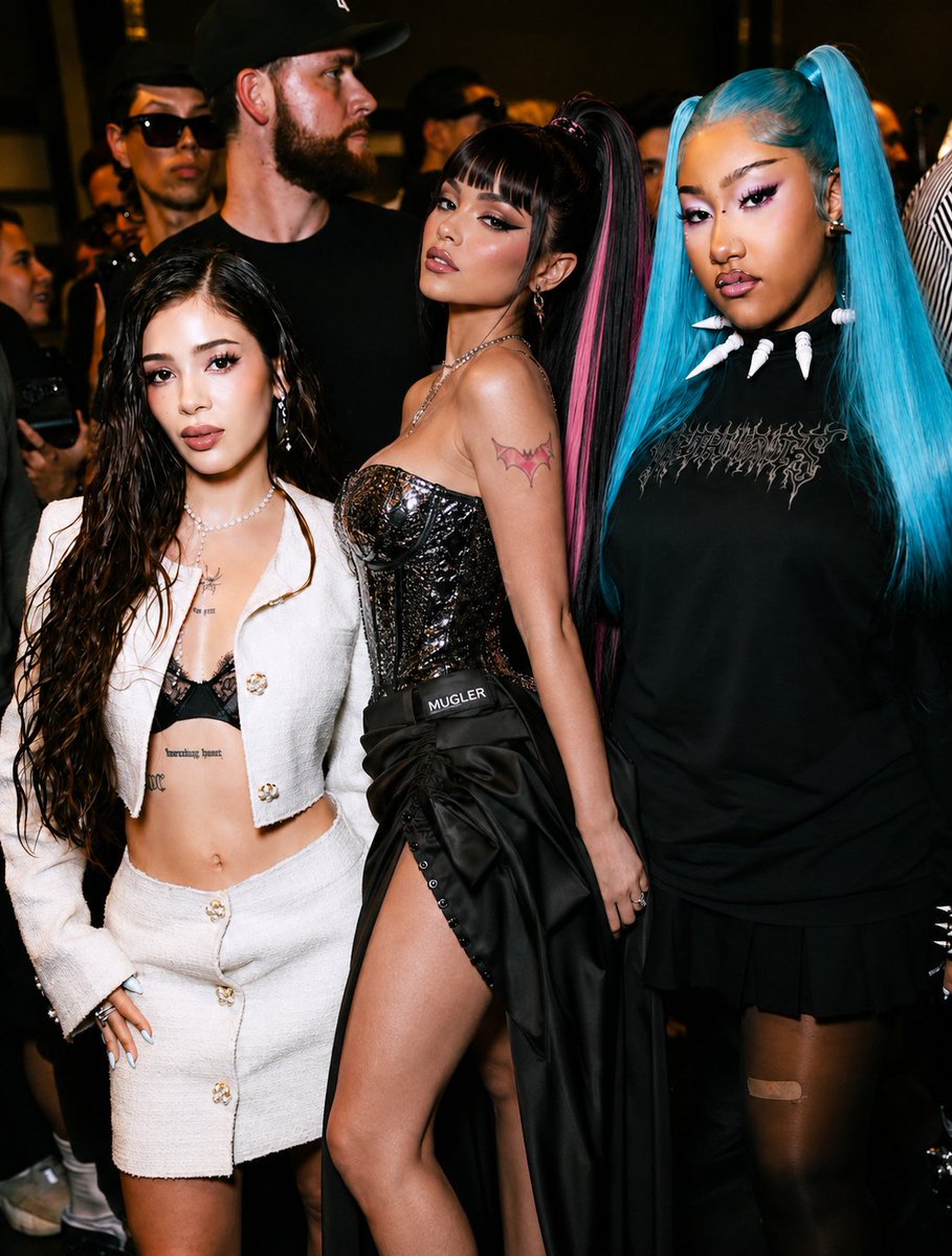 VPLCharts's tweet photo. Vampira Loaiza junto a Katteyes y North West en el Paris Fashion Week 2026. 🇫🇷 https://t.co/ukzGi94FNN