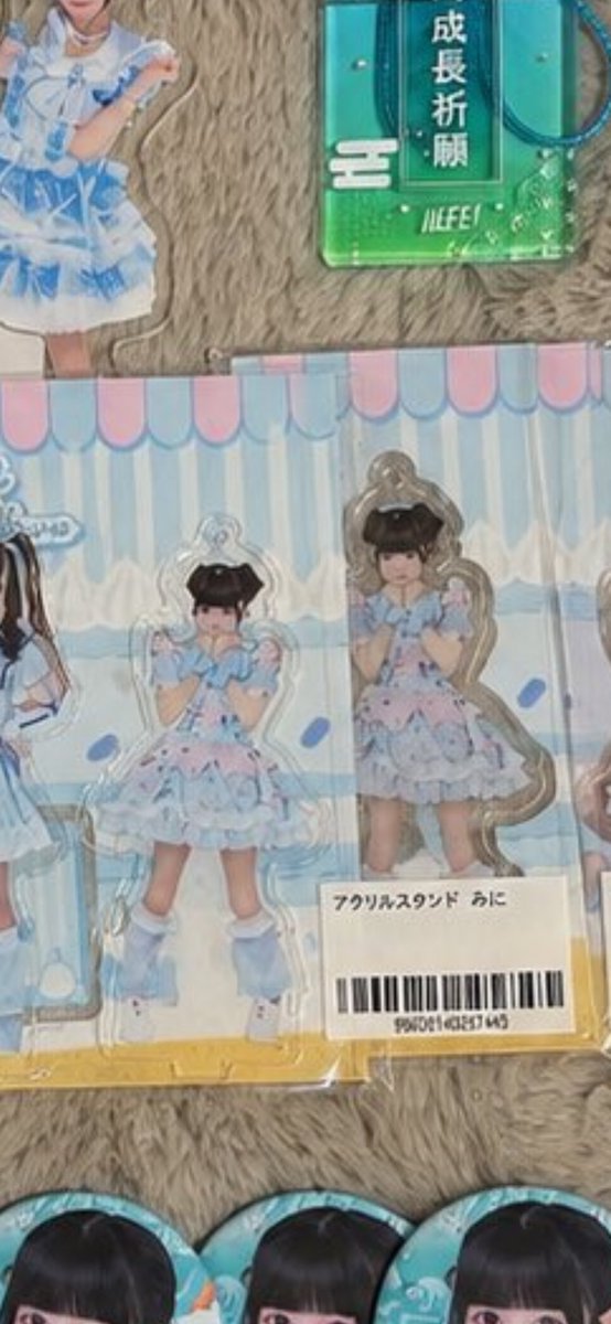 pz82_'s tweet photo. 【注意喚起】  @ nanamiu6q1 

こちらの方とはお取引おすすめしません。
ポストしている画像ですがよーーくみると不思議な点がいくつか見当たります。

♡アクスタの大きさ違い
♡アクキーの顔の不一致、歪み
♡足がない   etc…

お取引の際は充分にお気をつけください。
#iLiFE  #iLiFE譲  #iLiFE求 https://t.co/UlpfR5b00k