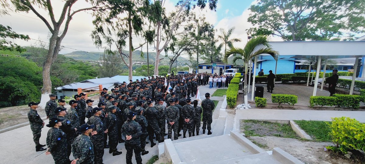 FFAAHN's tweet photo. #ReconocimientoInstitucional || El Jefe del Estado Mayor Conjunto de las Fuerzas Armadas, General de División Héctor Benjamín Valerio Ardón, realizó una visita al Batallón Humanitario y de Rescate (BHR) para supervisar sus capacidades operativas y reconocer el destacado desempeño de la unidad en las recientes misiones de auxilio y salvamento.

Durante el encuentro, el General Valerio Ardón felicitó al personal del BHR por su entrega, valentía y compromiso con el servicio a la población, resaltando el profesionalismo demostrado en cada una de las operaciones de respuesta ante emergencias.

Como muestra de reconocimiento a su esfuerzo y dedicación, se hizo entrega de un galardón institucional al personal del BHR, en honor a su invaluable labor al servicio del pueblo hondureño.

#FuerzasArmadasHN