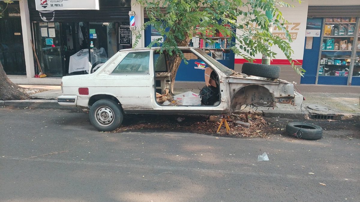 tooparedes's tweet photo. @UCS_GCDMX Mandé un post para que retiraran un vehículo de la calle de Necaxa en la colonia Portales. Hago la aclaración que si tiene placas. https://t.co/IsWdryO9Pq