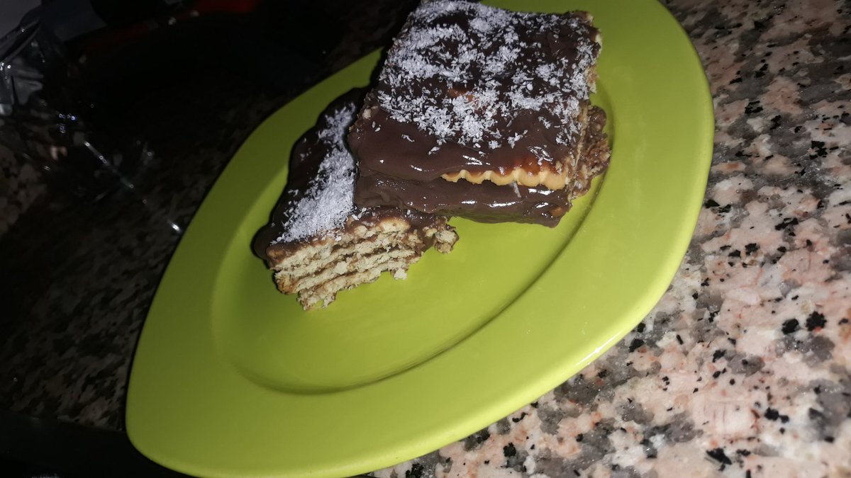 Dnz0150's tweet photo. Biscuit cake by fox https://t.co/one1LNPMLd