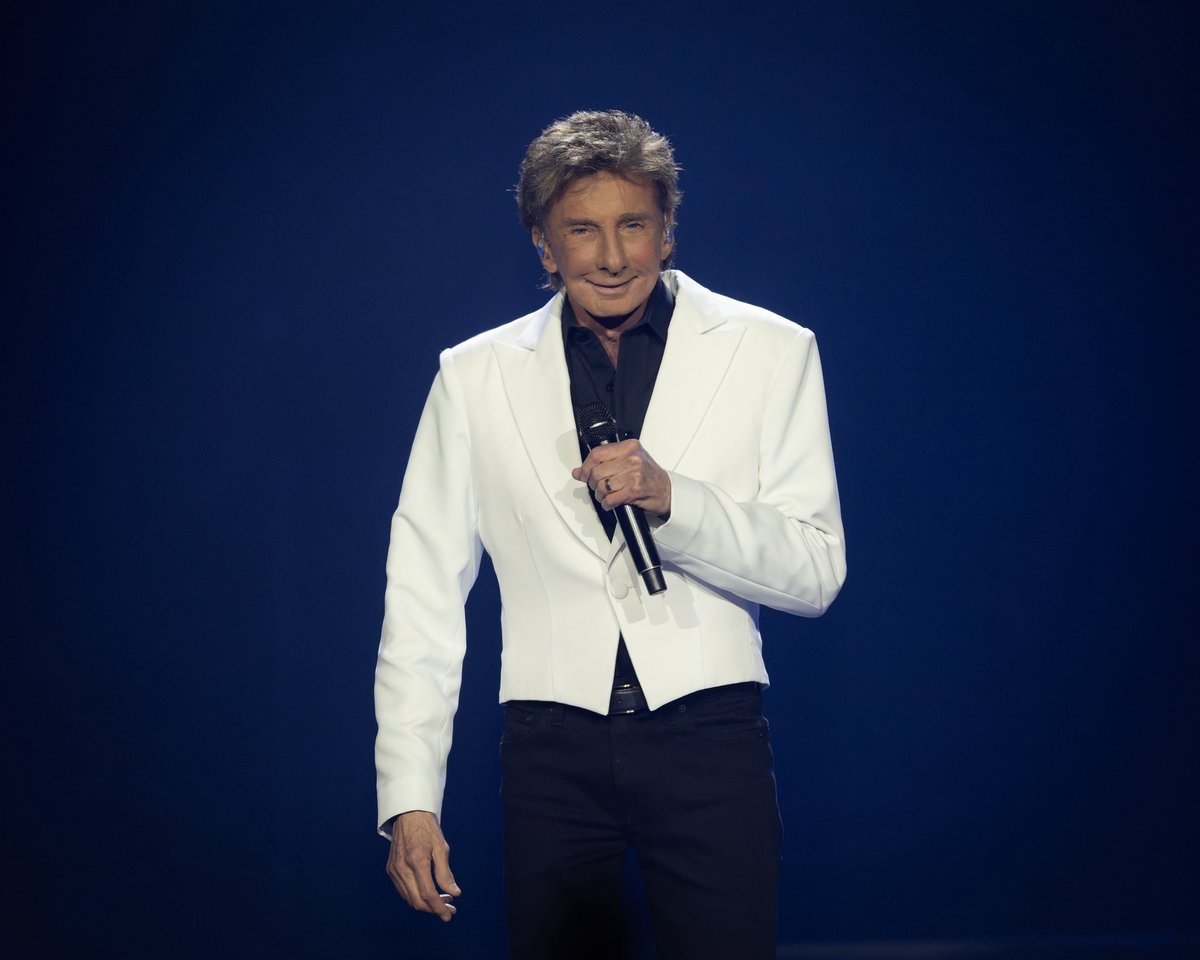barrymanilow's tweet photo. Last night in Reading, PA! 📸 👏 

MANILOW is performing his last concert in a select number of cities.

Don’t miss your chance to say goodbye to Barry when he visits you!

🎟️Click here to buy tickets now: https://t.co/K9QqGXlwpx

#BarryManilow #TheLastConcerts #WhatATime https://t.co/T7gLYhuywv