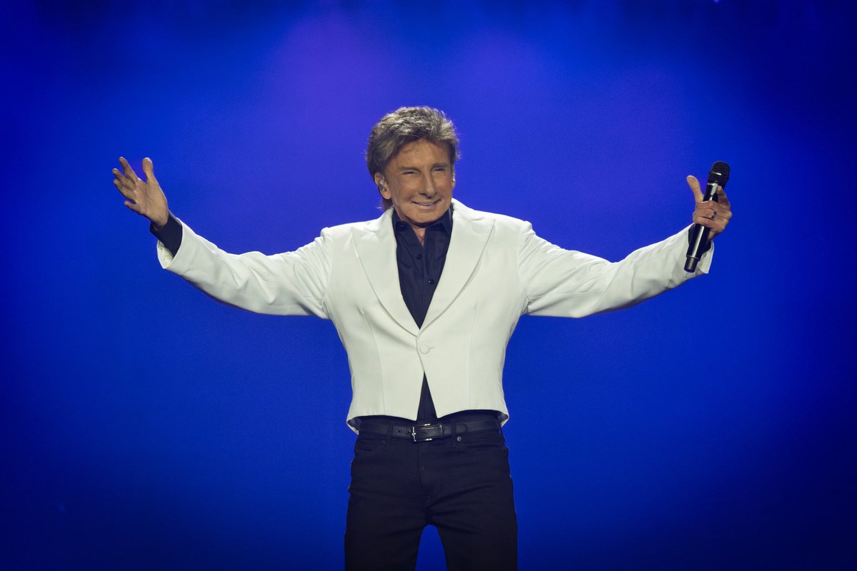 barrymanilow's tweet photo. Last night in Reading, PA! 📸 👏 

MANILOW is performing his last concert in a select number of cities.

Don’t miss your chance to say goodbye to Barry when he visits you!

🎟️Click here to buy tickets now: https://t.co/K9QqGXlwpx

#BarryManilow #TheLastConcerts #WhatATime https://t.co/T7gLYhuywv