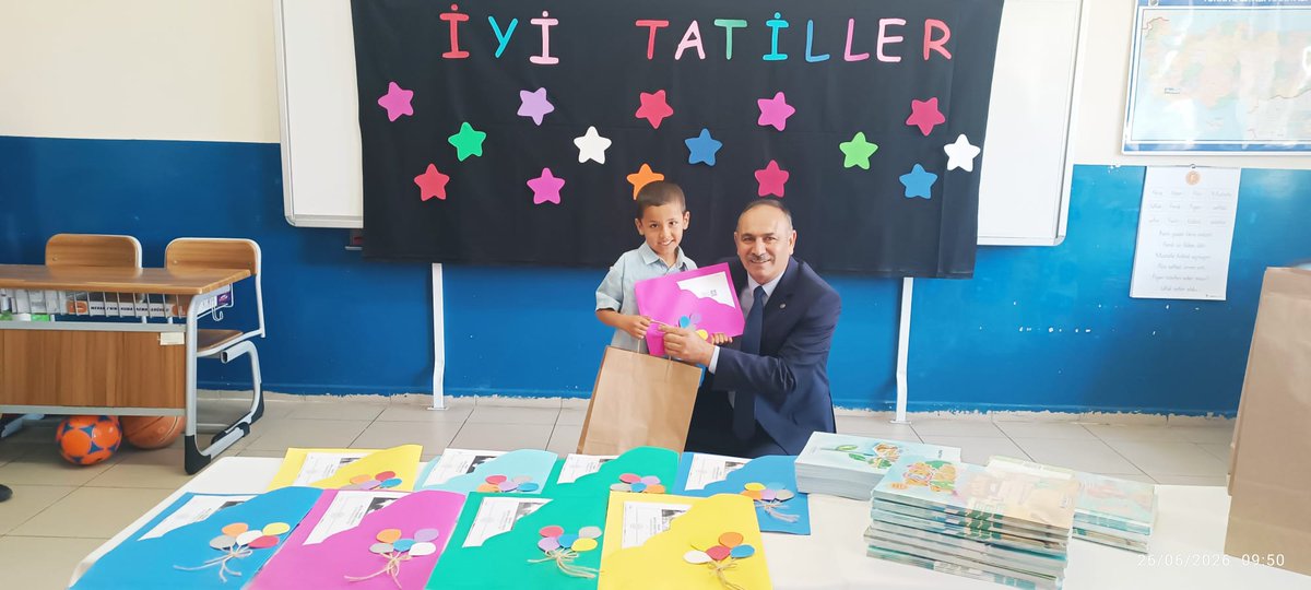 muradiyeilcemem's tweet photo. 📌 İlçe Millî Eğitim Müdürümüz Sayın Yakup ALHAN ve Şube Müdürümüz Sayın Muhsin DEMİR, Ovapınar Hürriyet İlkokulu'nda düzenlenen yıl sonu karne dağıtım törenine katılarak öğrencilerimizin karne heyecanını paylaştı.
@valiozanbalci75
@FTTurkmenoglu
@bycandiroglu
@AlhanYakup https://t.co/mQSAhuGcg1