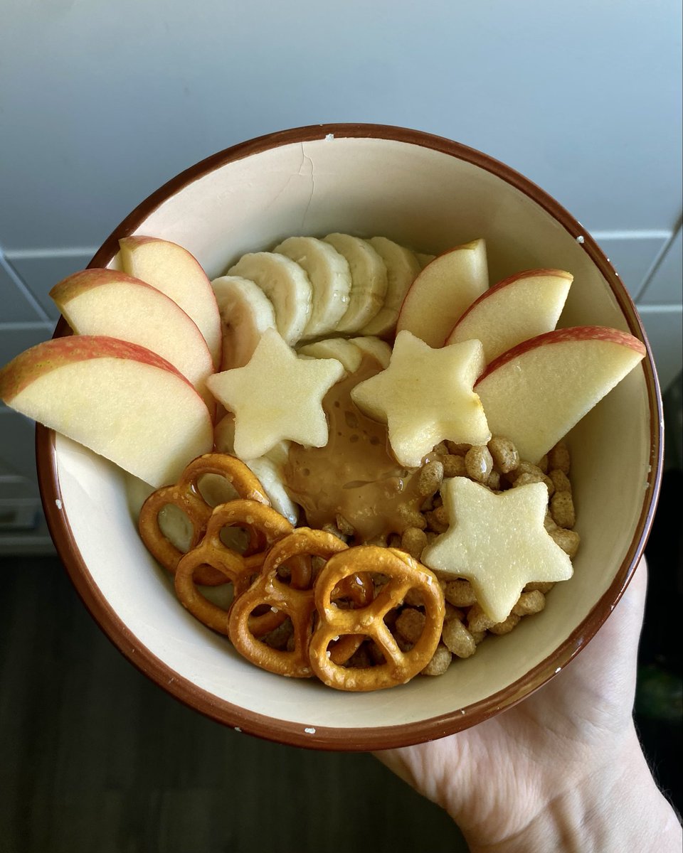 wonderlandfilly's tweet photo. yogurt bowl with apple, banana, cereal, pretzels, peanut butter &amp; a drizzle of agave https://t.co/Thx7TqEhhA