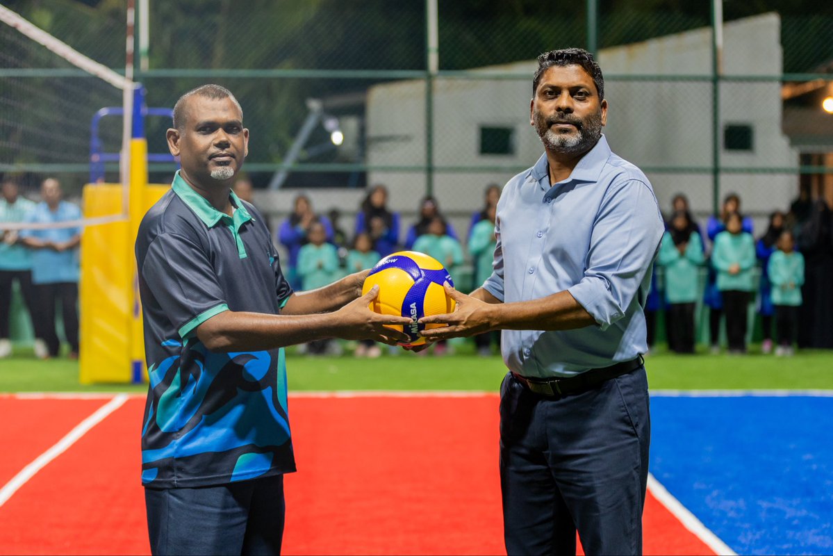 MoYSF_mv's tweet photo. ޒުވާނުން ބާރުވެރިކުރުމާއި، ކުޅިވަރާއި ހަށިހެޔޮކަމާ ބެހޭ ވަޒީރު ޢަބްދުﷲ ރާފިޢު 
މ. މުލި ވޮލީބޯޅަ ކޯޓު  ހުޅުވާދެއްވައިފި.

މ. މުލި ވޮލީކޯޓުގެ މަސައްކަތް ފަށާފައިވަނީ މިދިޔަ އަހަރުގެ ތެރޭގައި. މި ވޮލީކޯޓު ހުޅުވުމުގެ ގޮތުން ހާއްސަ ވޮލީ މެޗެއްވަނީ ކުޅެފައި. https://t.co/Urdk29iSwV