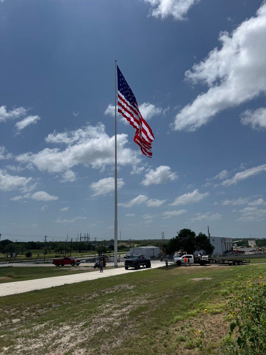 THCP1776's tweet photo. Beautiful flagpole install we just completed today in George West, TX.  This is a 150ft flagpole flying a 40ft x 80ft American flag.  Happy 250th my Patriotic American Friends.  😎🇺🇸 #AmeritexFlags.com https://t.co/nJKvWtllfN