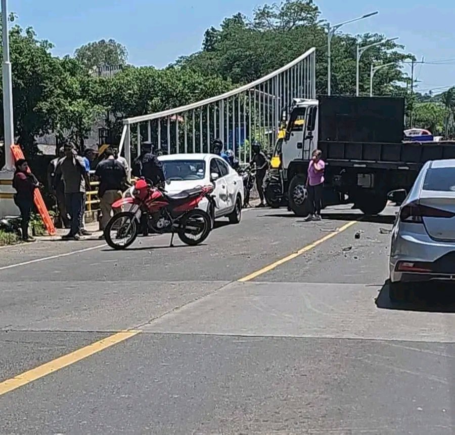 PrensaLibreESA's tweet photo. REPORTAN ACCIDENTE EN EL PUENTE DE EL PARAISAL

Las autoridades y conductores informan sobre un accidente de tránsito registrado en el puente de El Paraisal, ubicado sobre el río Ceniza, en la vía que conecta Sonzacate con Izalco. https://t.co/4qZVpZYYtl