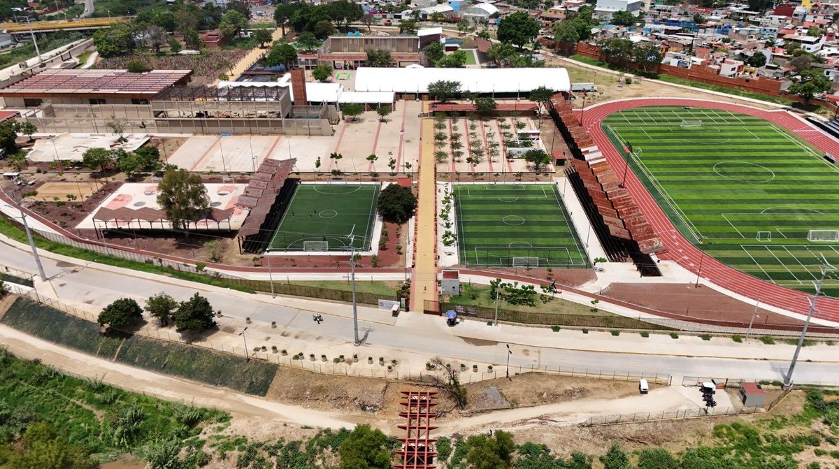 ContraProMx's tweet photo. #PARQUEPRIMAVERA, CHO NDOBÁ: UN ESPACIO QUE TRANSFORMA LA VIDA DE LAS FAMILIAS #OAXAQUEÑAS 🌳✨
El Gobierno del Estado, a través de la Secretaría de Infraestructuras y Comunicaciones (SIC), continúa fortaleciendo el Parque Primavera, Cho Ndobá, consolidándolo como un espacio de integración social, deporte, cultura y convivencia para miles de familias 👨👩👧👦
🏗️ ACCIONES REALIZADAS:
•Mantenimiento de accesos
•Renovación de superficies para tránsito seguro
•Mejora de infraestructura deportiva, cultural y ecológica
🏟️ ESPACIOS QUE LO INTEGRAN:
•Canchas de basquetbol, voleibol y fútbol 5, 7 y 11
•Pista de atletismo y ciclovía
•Skatepark y área de parkour
•Trotapista y juegos infantiles incluyentes
•Museo del Maíz, foro al aire libre y plaza central
🌿 INFRAESTRUCTURA SUSTENTABLE:
•Sistema de captación de agua pluvial
•Pozo de infiltración y humedal
•Vivero y jardín de especies nativas
•Sistemas de drenaje, luminarias y cisternas
🚶♀️ MÁS BIENESTAR PARA TI:
•Espacios seguros para todas las edades
•Entornos accesibles e incluyentes
•Áreas para deporte, cultura y recreación
Con estas acciones, el Parque Primavera se consolida como un punto de encuentro que impulsa el bienestar, la convivencia y el desarrollo social en la capital oaxaqueña 🌱💚
