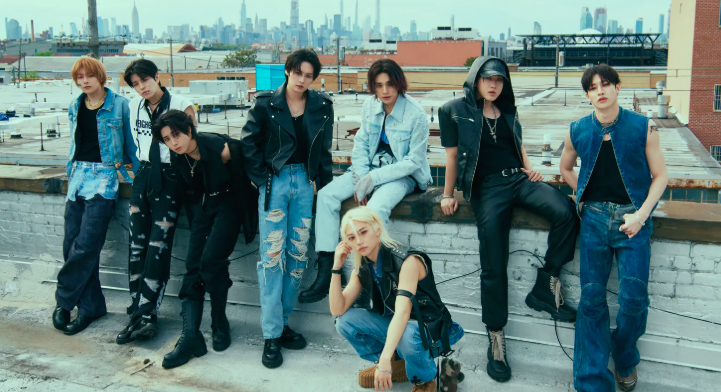 AboutMusicYT's tweet photo. Stray Kids, ENHYPEN, Red Velvet and BIGBANG will all make their comeback next month. https://t.co/aLflzzpmjW