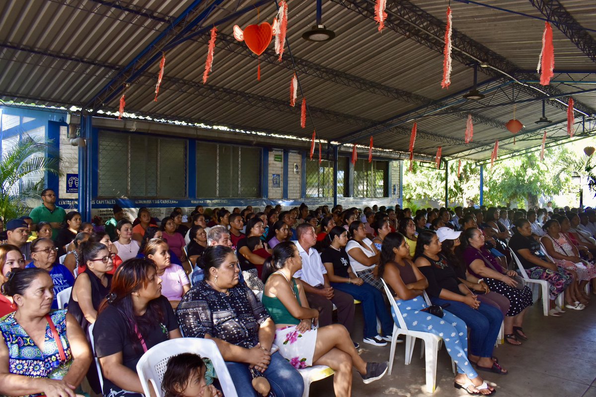 AngelLobos28's tweet photo. ¡Seguimos llegando a más corazones!

Esta vez estuvimos en el Centro Escolar Cantón Mexicapa, donde padres y estudiantes estuvieron presentes en nuestro proyecto “Fortaleciendo Lazos Familiares”. 

Con el mensaje del payaso Chocoyito, buscamos sonrisas. https://t.co/snfQtf0AJg