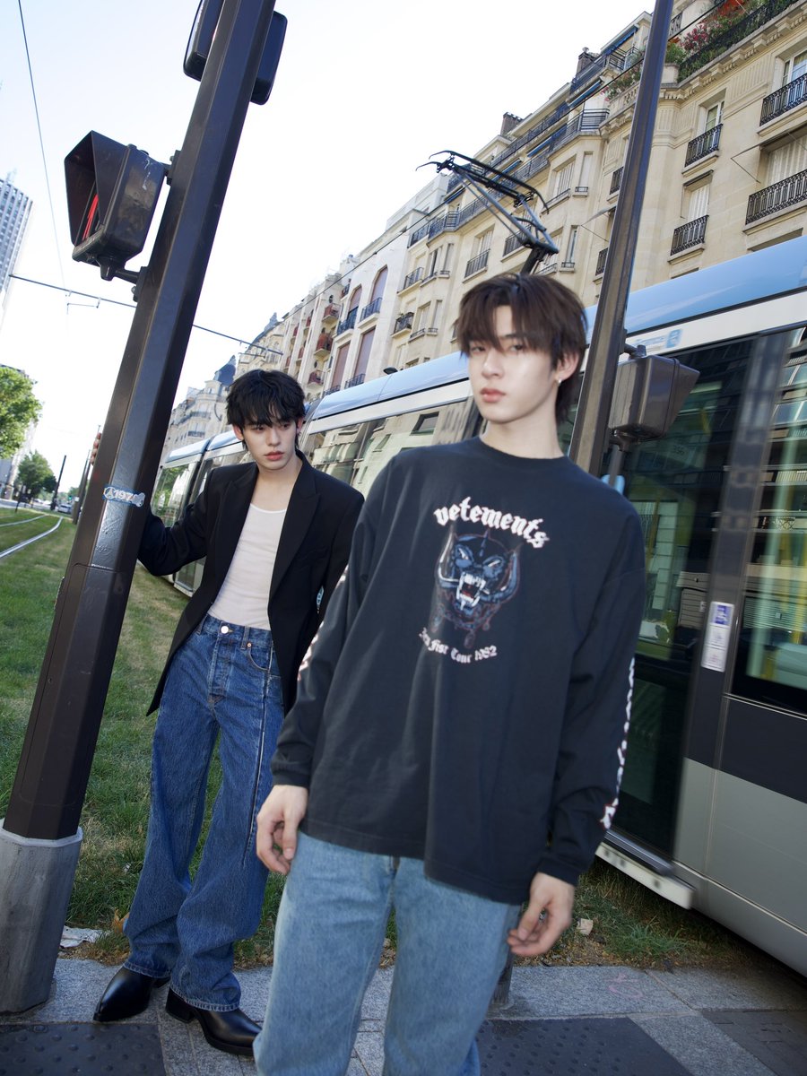 npblent's tweet photo. BELÍSSIMOS! #TeeTeePor exibem visual excepcionalmente elegante em peças da VETEMENTS na Paris Fashion Week. 

#VETEMENTSxTeeTeePor 
#VETEMENTS
#twnpich #porsuppakarn https://t.co/tNbARyFtWS