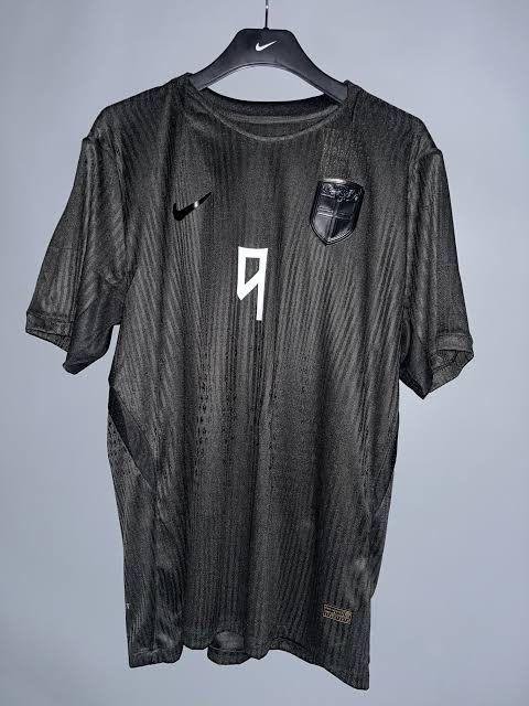 Loki_Story_'s tweet photo. 🇳🇴essa blusa preta da Noruega tá uma covardia de linda, pqp😍🔥
⚽️Noruega 2026 - Copa do Mundo
👕Tailandesa 1.1 - Modelo Jogador
🛒Shopee / Mercado Livre 

Modelos I e II(Shopee): https://t.co/VR0ehMOT5i

Modelo II(ML): https://t.co/BdfbKqnw8w https://t.co/r0WO9PZQrB