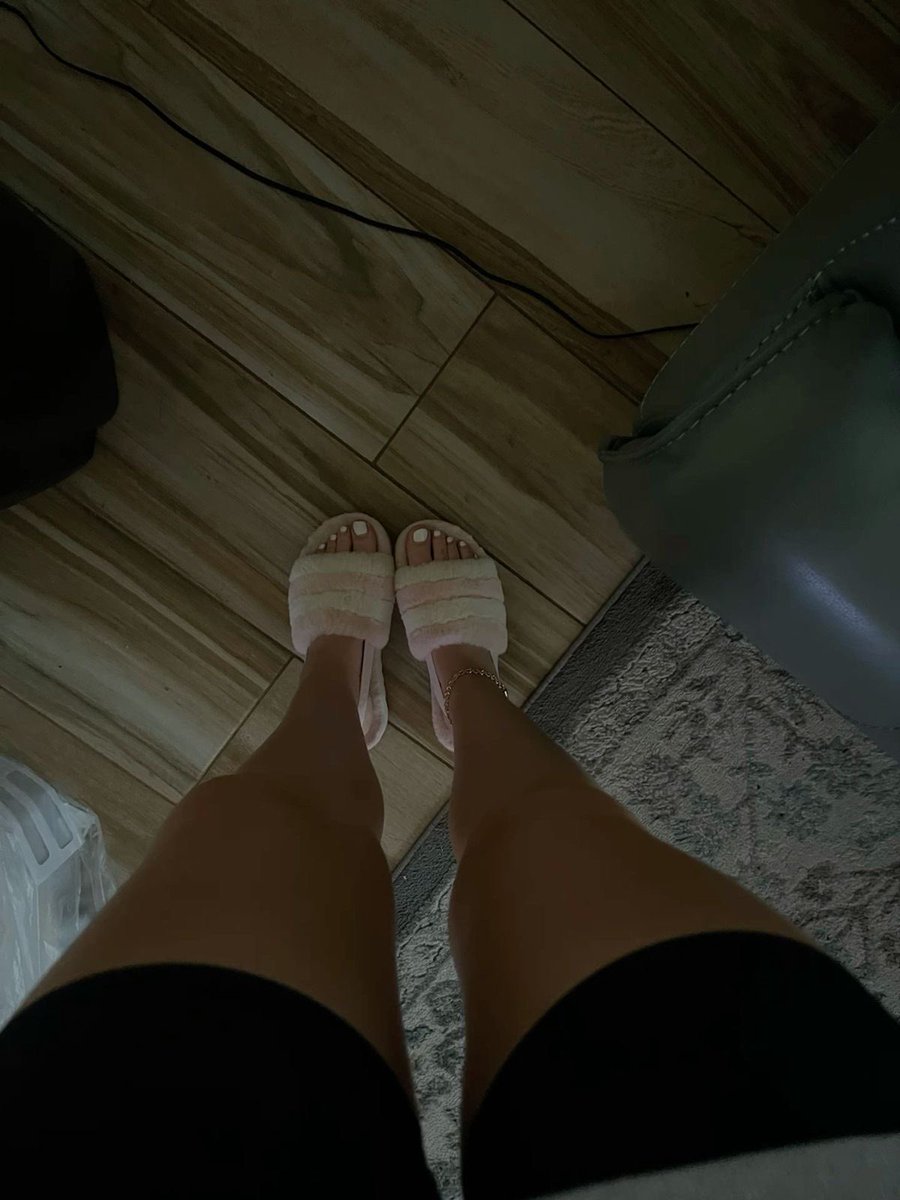 justbsfs's tweet photo. would u kiss my thighs and toes 🙈 https://t.co/VM0uZLYT9P