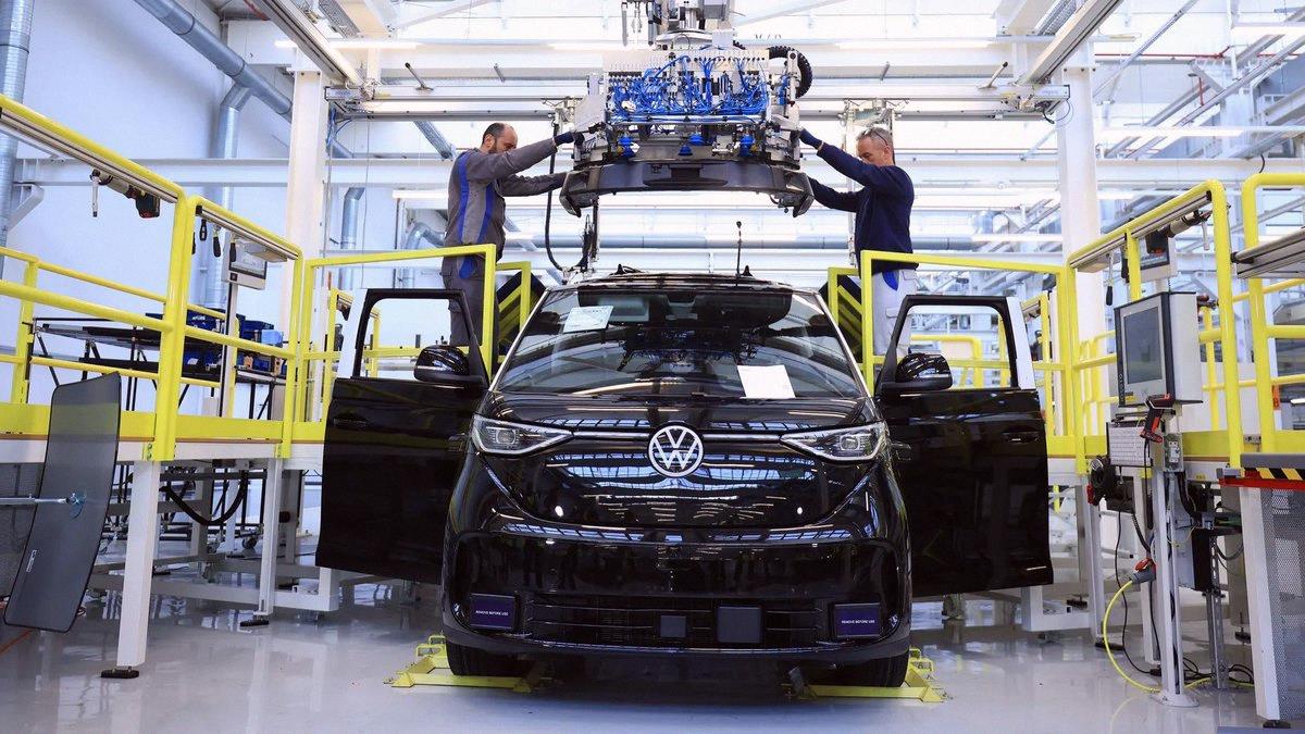 th3uzy1's tweet photo. Rumor has it Volkswagen is looking to cut 100,000 jobs and shut down four German 🇩🇪 factories

That's about 15% of their total workforce - CNBC https://t.co/1dB7g9xeVp