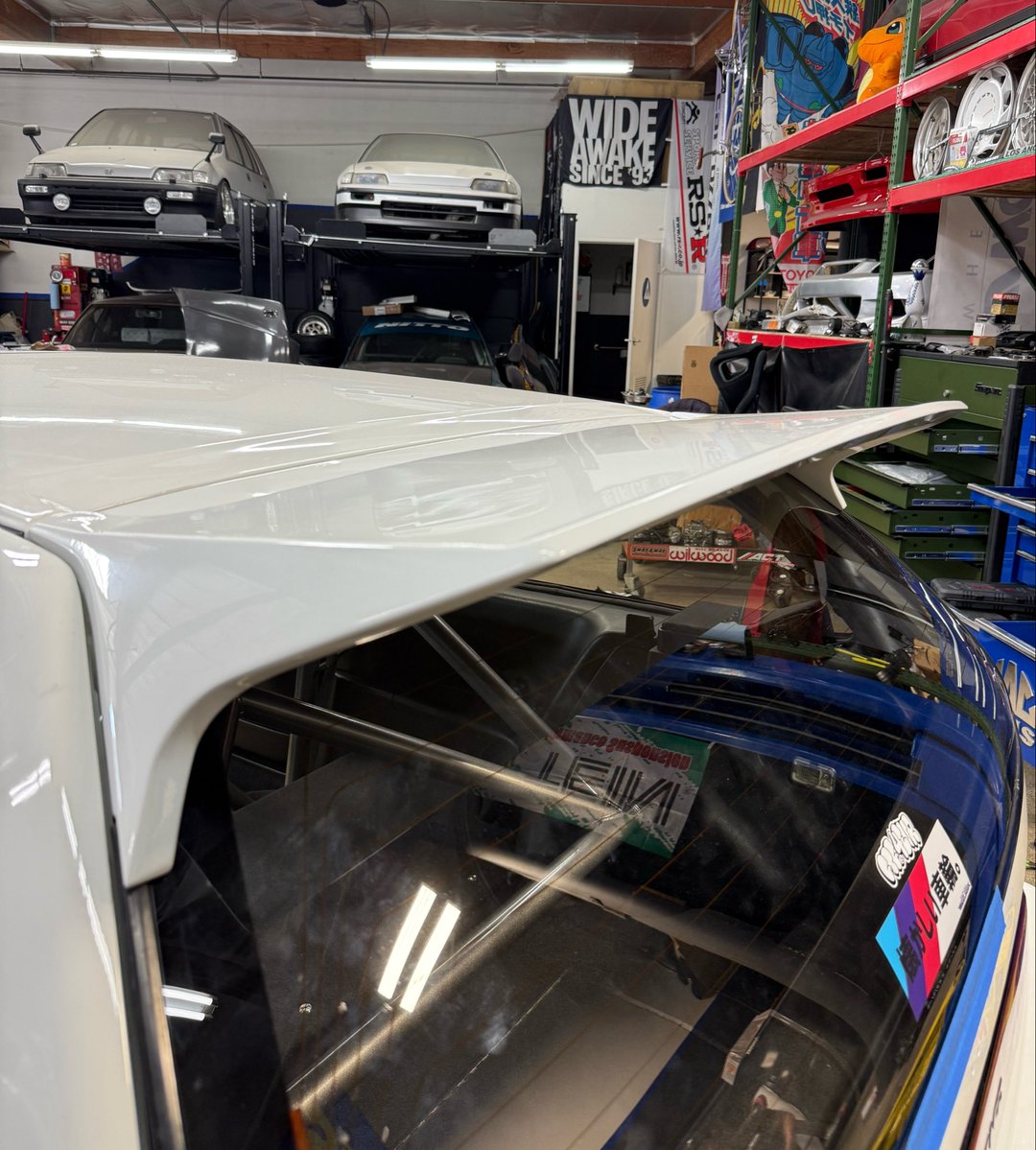 makotu_ef9's tweet photo. 本場アメリカの『WEKFEST 』で今後僕が販売する『平常心スペック フルエアロ』を装着した車両が展示されます🚗🇺🇸✨
週末のイベントに向けて車両制作中。

フロントリップは離れて真正面から見た時に第一メンバーが見えない高さですがただのシャクレにならんようにサイドステップもフロントの丈に合わせています✅
純正は左出しマフラーですが左から出さない前提で元々の切り欠きを被せて隠せる形状です。

リヤスポイラーは被せタイプでは無く一体型なので劣化しやすい根本の事はもう考えなくて大丈夫です🙏

#WEKFEST