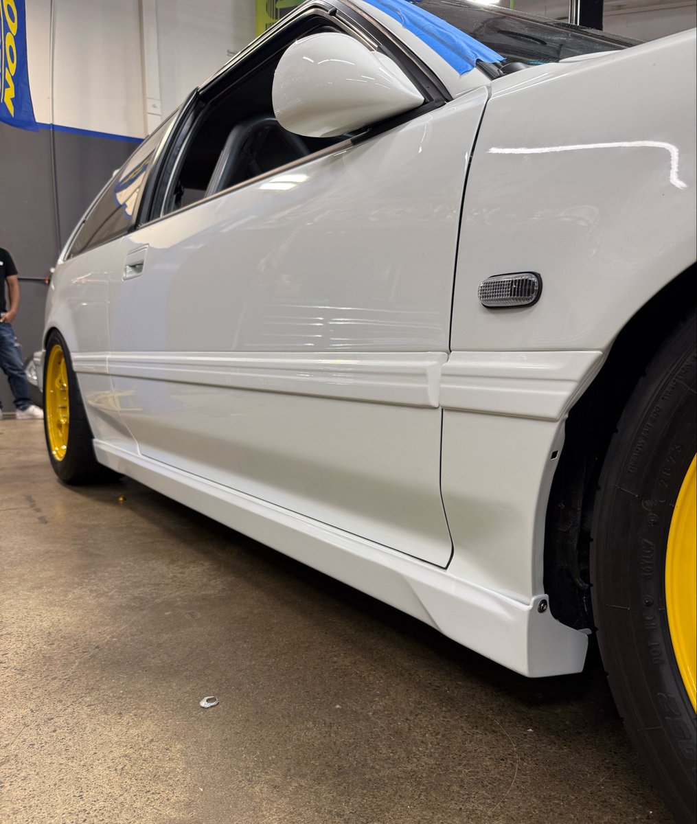 makotu_ef9's tweet photo. 本場アメリカの『WEKFEST 』で今後僕が販売する『平常心スペック フルエアロ』を装着した車両が展示されます🚗🇺🇸✨
週末のイベントに向けて車両制作中。

フロントリップは離れて真正面から見た時に第一メンバーが見えない高さですがただのシャクレにならんようにサイドステップもフロントの丈に合わせています✅
純正は左出しマフラーですが左から出さない前提で元々の切り欠きを被せて隠せる形状です。

リヤスポイラーは被せタイプでは無く一体型なので劣化しやすい根本の事はもう考えなくて大丈夫です🙏

#WEKFEST