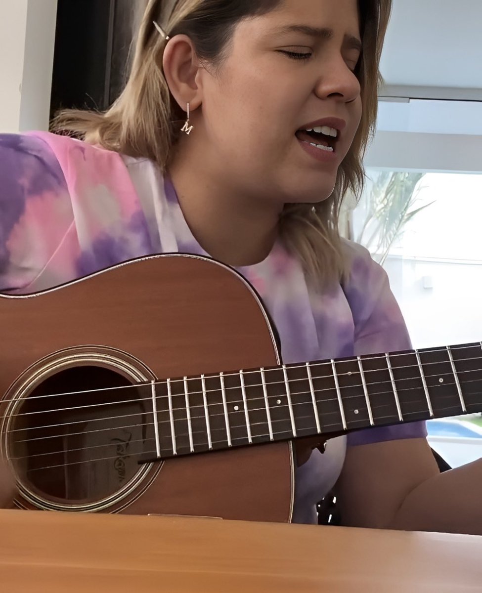 eternosdamm's tweet photo. Marília Mendonça cantando, em voz e violão, a música “Será”, de Bruno &amp; Marrone, que fala sobre esperança, amor e a vontade de viver esse sentimento intensamente. A interpretação destaca a emoção da canção e a expectativa por um futuro ao lado de quem se ama. https://t.co/CqUK04gUDG