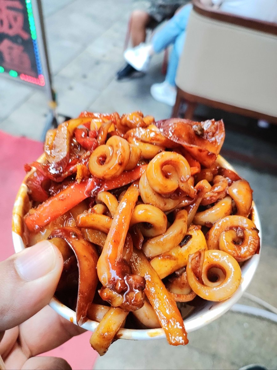 Ivan1915635's tweet photo. Craving street food Tender grilled squid with spicy cumin seasoning hits different at tonight’s night market—warm, smoky, and oh-so-satisfying! https://t.co/xjfQQGsXHs