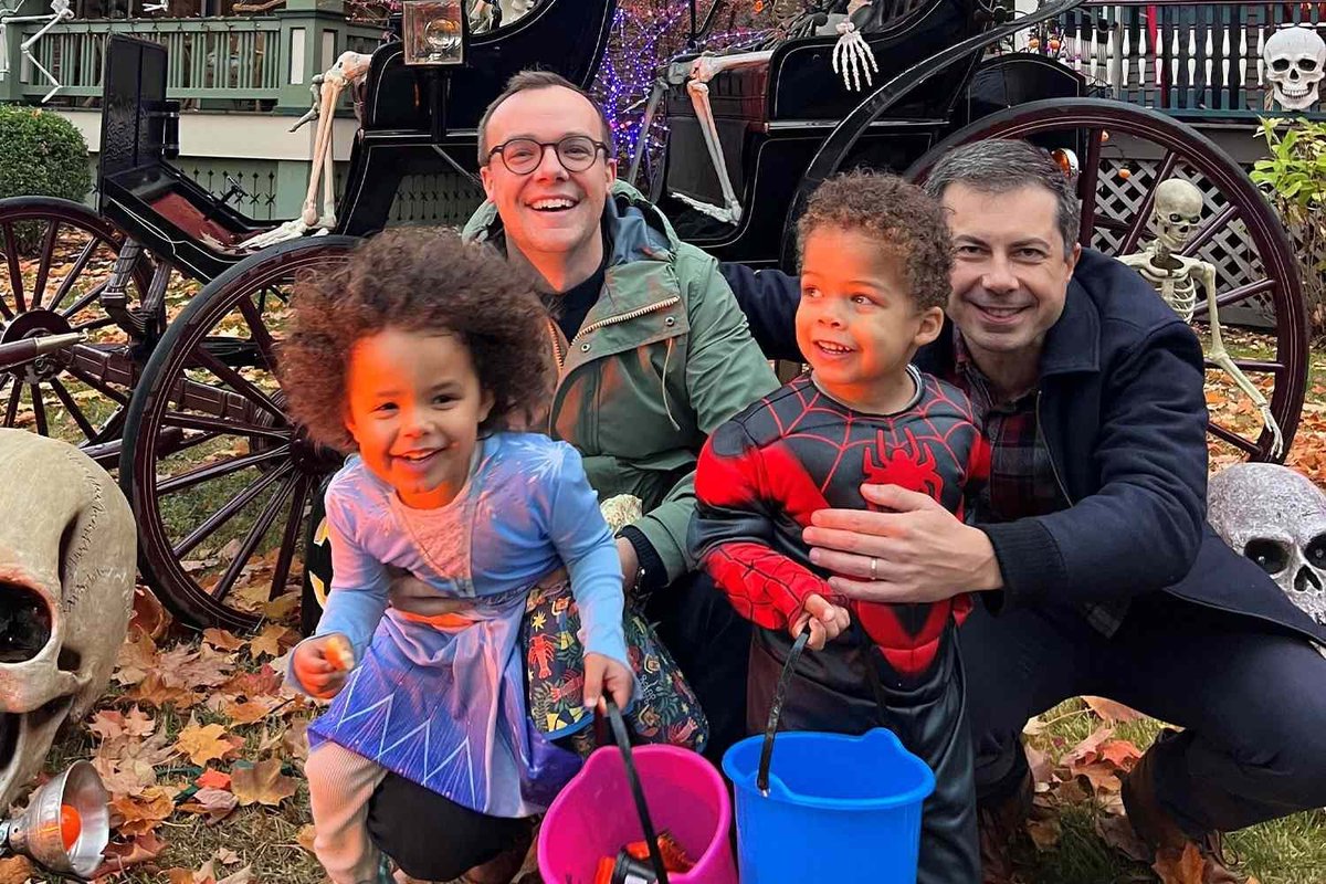 Fly_Sistah's tweet photo. What kind of sick, toxic family must you be from where it upsets you to see a beautiful family minding their business &amp; being happy, so you make a fake call to CPS to cause the kids to be interrogated &amp; separated from their parents. I hope the caller is found &amp; prosecuted. https://t.co/C80E8kIa2d