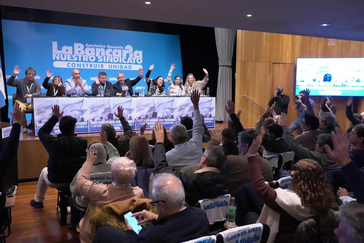 La_Bancaria's tweet photo. @SergioOPalazzo Con la culminación, nuestra organización reafirma una vez más su vocación democrática, su compromiso con la unidad del movimiento obrero y su firme decisión de seguir defendiendo los derechos de los trabajadores bancarios. 💪🏼

Nota → https://t.co/MNV2fCu9w8 https://t.co/GHzhL0UoNg
