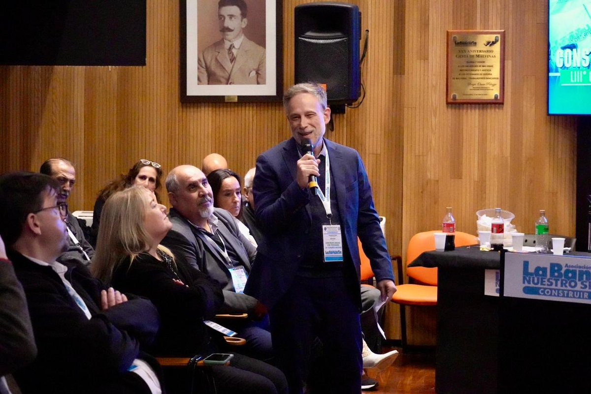 La_Bancaria's tweet photo. @SergioOPalazzo Con la culminación, nuestra organización reafirma una vez más su vocación democrática, su compromiso con la unidad del movimiento obrero y su firme decisión de seguir defendiendo los derechos de los trabajadores bancarios. 💪🏼

Nota → https://t.co/MNV2fCu9w8 https://t.co/GHzhL0UoNg