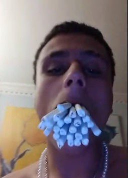 mvrtinza's tweet photo. “seguro que si me fumo un cigarro se me pasa” https://t.co/en01qbLsUF