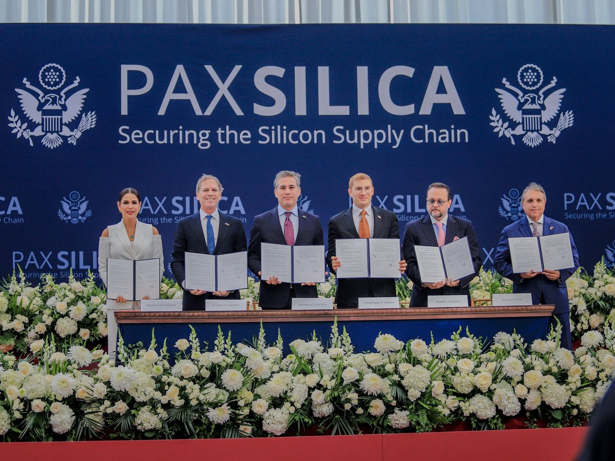 EESAenEEUU's tweet photo. El Salvador se sumó a la lista de países miembros de la iniciativa Pax Silica.

Esta alianza busca impulsar el desarrollo de la Inteligencia Artificial, fortalecer cadenas de suministro estratégicas y promover la innovación, la infraestructura digital y la seguridad económica. https://t.co/gRNHbnDVun