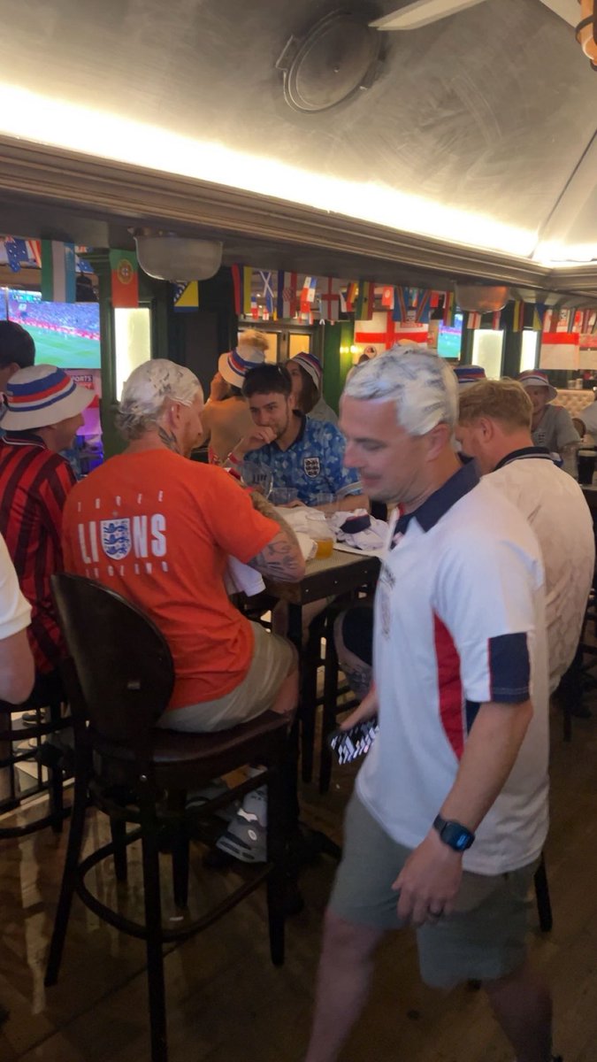 BaggieFans's tweet photo. This bar in New York is offering fans a Gazza shirt and £25 sports direct voucher for bleaching your hair like him🤣 https://t.co/nla9gge1IP