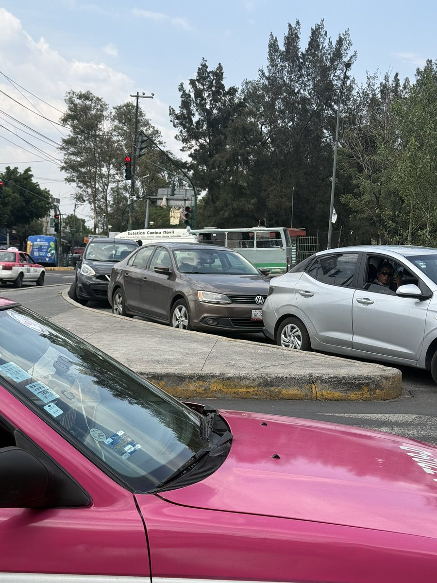 mojitodulce's tweet photo. @LopezCasarinJ  oye a ver si ponen ya orden, enfrente de mercado de Cristo Rey ya estacionan en ese espacio para retornar, una ambulancia tuvo que pasar por otro lado .. ya ponte a trabajar!! @_AOdigital @AlcaldiaAO https://t.co/2H1DkKRdeb
