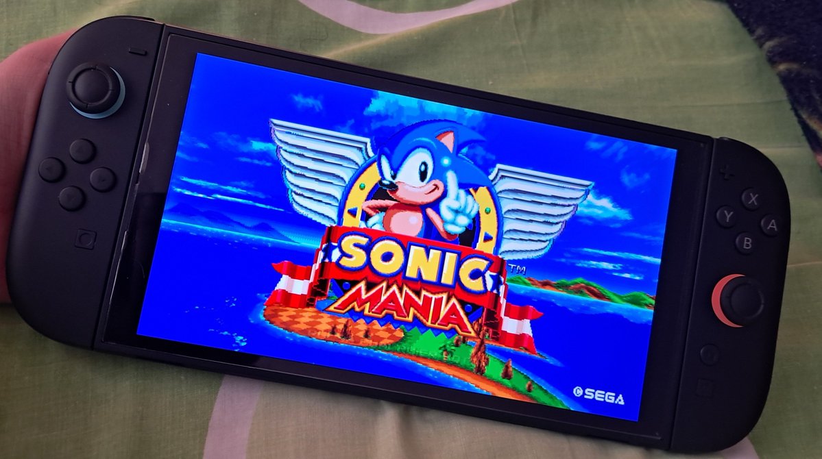 sonic_cop's tweet photo. Me siento cómo niño rico con problemas nacos, pero siento que jugar la Switch 2 en modo portátil con su tamaño es medio incómodo https://t.co/EfIOiGX6g9