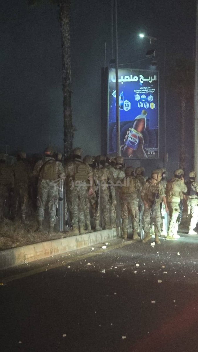 DD_Geopolitics's tweet photo. 🇱🇧 BREAKING: The Lebanese puppet government appears to have deployed the military against protesters.

There are reports of troops firing tear gas at crowds on the road to Beirut airport. https://t.co/Lp6uwNeTik