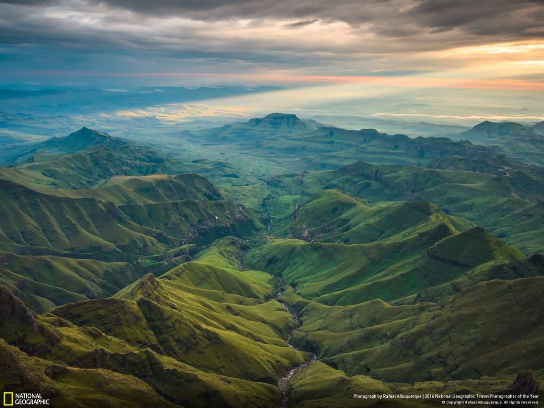 predrat's tweet photo. iSingathi Valley, on the border between South Africa and Lesotho 🇿🇦 🇱🇸 (photo by Rafael Albuquerque) https://t.co/dmkbKTgiRE
