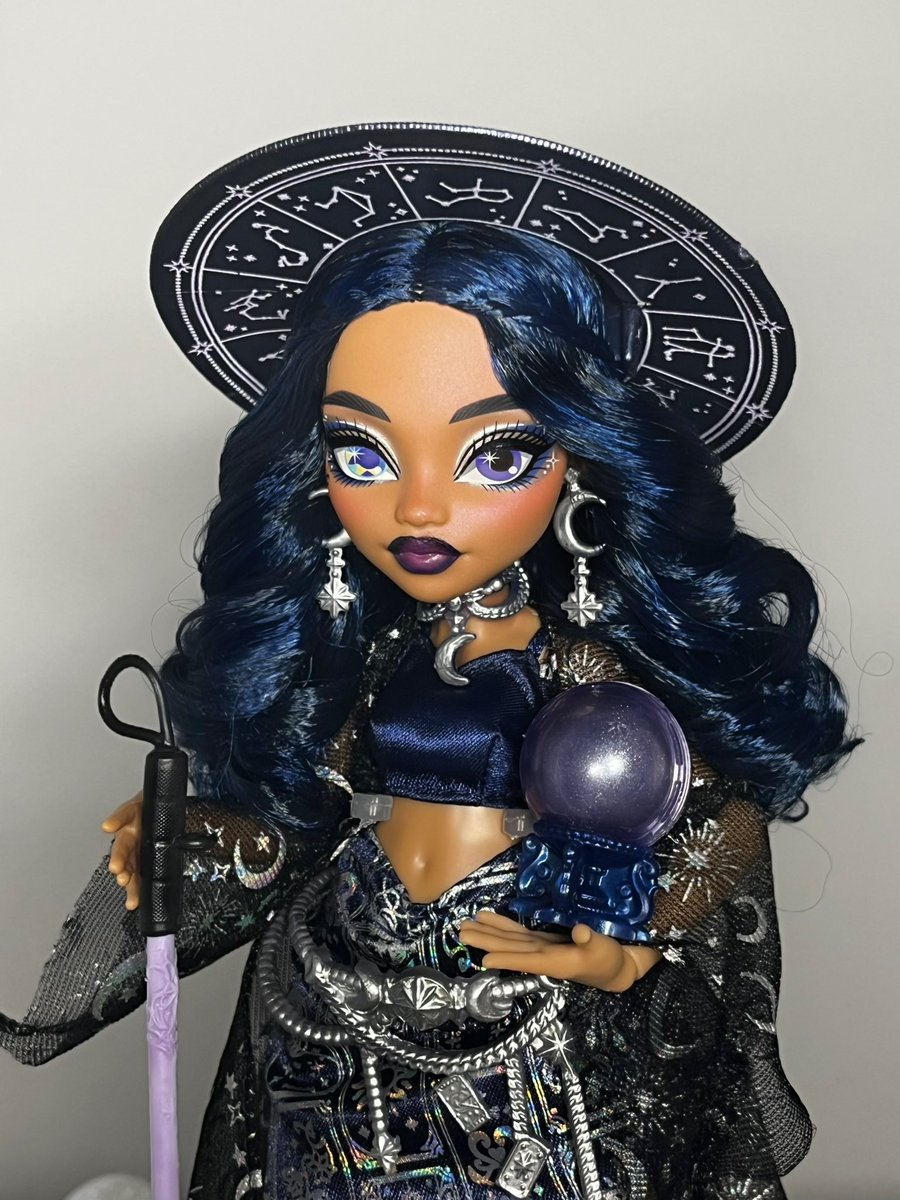 lagoolauraa's tweet photo. Moonspell Magic Claire De Luna got the Draculaura treatment 💙🫶🏻🔮🌕🪄🌙✨ https://t.co/x3GAqo6aOn