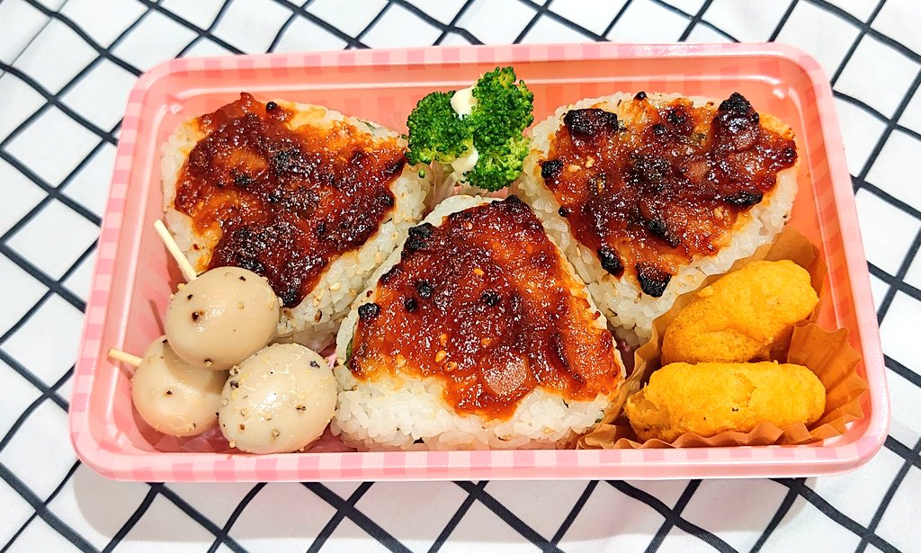 BentoBenko's tweet photo. ・味噌焼おにぎり
・うずらの味玉
・チキンナゲット
・ブロッコリー

台風だけど仕事🌀
かわいそうに…
雨に地震に嫌だなぁ😩

#旦那弁当 #お弁当 #お弁当記録 https://t.co/a16yqPW7Dk