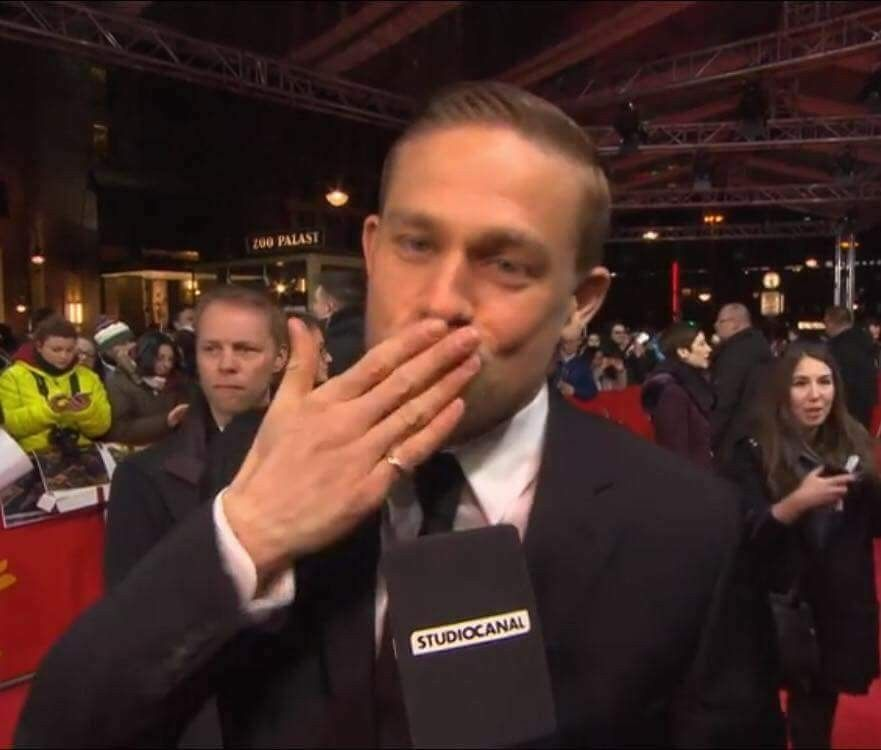 akkoakko2's tweet photo. Charlie Hunnam - Blow a kiss https://t.co/EKgCBMViwy