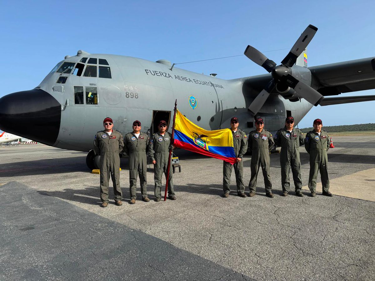 FFAAECUADOR's tweet photo. #Venezuela | La Fuerza Aérea Ecuatoriana arribó con el C-130 Hércules transportando al contingente de rescatistas ecuatorianos y equipos especializados para apoyar las labores de búsqueda y rescate tras el terremoto. 🇪🇨🤝🇻🇪
#EcuadorUnaSolaFuerza 
#FFAAContigo https://t.co/YqrhfxvUhj