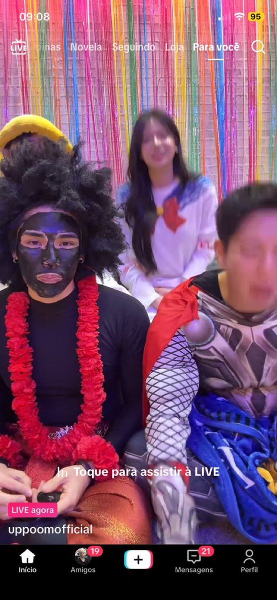 npomvtt's tweet photo. O ator tailandês Poom Phuripan (Phuripan Sapsangsawat), do BL Love in Silom, abriu uma live em que pintou seu rosto de tinta preta e vestiu uma peruca.

O ator disse que não teve a intenção de fazer blackface e que pretendia apenas se fantasiar do personagem Ngo Pa, do poema tradicional tailandês de mesmo nome que é interpretado em danças e teatros no país. Ele publicou em suas redes sociais:

"Olá a todos, aqui é o Poom. Antes de mais nada, gostaria de explicar que minha intenção era simplesmente retratar uma personagem da literatura tailandesa. Nunca tive a intenção de zombar, desrespeitar ou magoar qualquer pessoa ou cultura. Peço sinceras desculpas a todos que se sentiram magoados, desconfortáveis ​​ou decepcionados com a minha aparência durante a transmissão ao vivo de hoje. De agora em diante, serei mais ponderado e cuidadoso em tudo o que fizer. Por fim, quero agradecer a todos que continuam acreditando em mim e me compreendendo. Li as mensagens de vocês e sou verdadeiramente grato por todo o apoio. Peço sinceras desculpas mais uma vez."

A obra Ngo Pa foi escrita em 1906 com base nos Maniq, que são um povo indígena e grupo étnico minoritário da Tailândia que tem a pele escura. Embora a obra seja muito conhecida, os termos Sakai e Ngo Pa usados no título são considerados exônimos depreciativos.