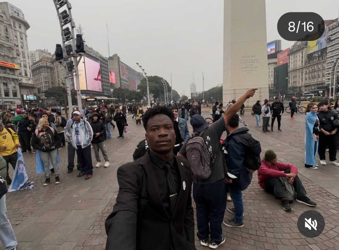 Marcelo6432's tweet photo. Miren la postal: saquen el Obelisco y somos un suburbio francés. La gestión actual está ejecutando un cambio de raíz, inyectando una masa migratoria con el único fin de diluir nuestra identidad histórica. No es casualidad, es una política de Estado para borrarnos la patria. https://t.co/eHpdUO7qpY