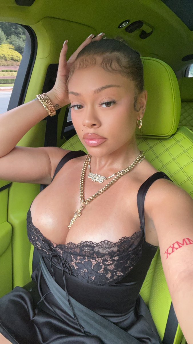 Babess_xx's tweet photo. Latto is so fine. https://t.co/aL1cOo6uBG