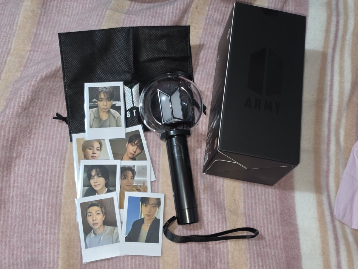 shimocollector's tweet photo. Feedback positivo pra @morekstore que emprestou a warehouse pra tentar a compra desse sonho, que fiquei várias vezes em duvida se comprava ou nao, muito obrigada, foi tudo muito tranquilo desde a compra no weverse ate o envio ate minha casa muito obrigadaa 😭😭🫶 https://t.co/0gMO91WJyV